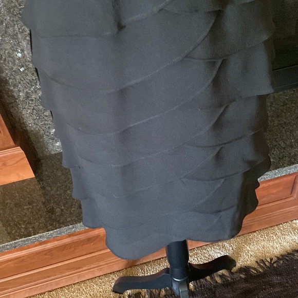 Black dress with scalloped skirt & gold design sequence….classy, 8 🌺 - Picture 3 of 7